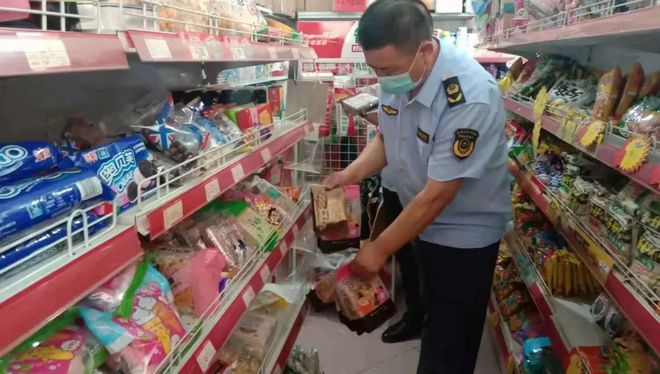 達拉特旗安達市場監(jiān)督管理所開展轄區(qū)預(yù)包裝與散裝食品安全大檢查